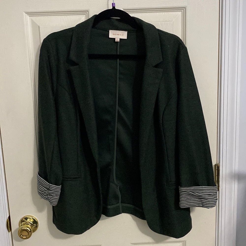 Skies are blue dark green blazer size L
